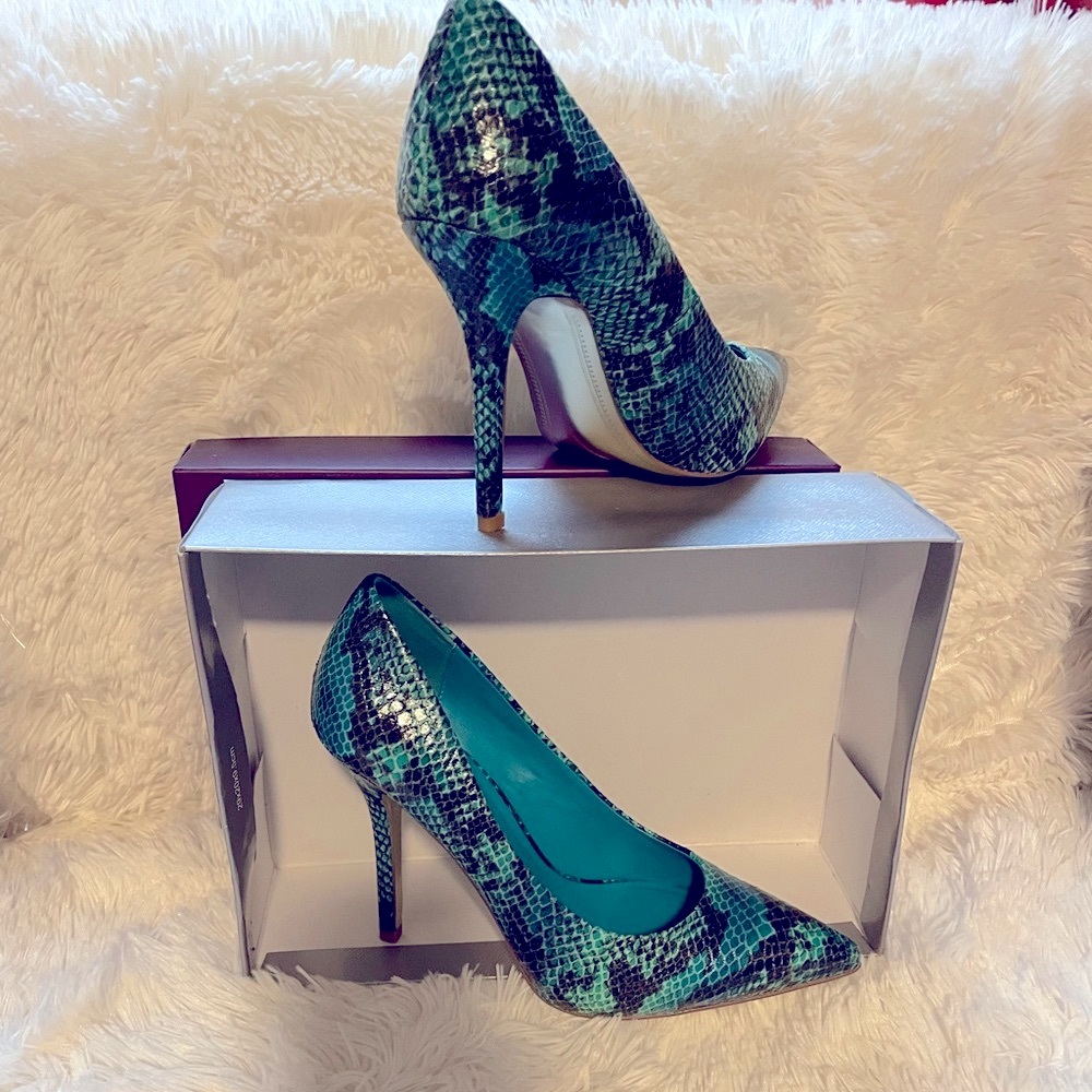 Blue Multi snake print pumps